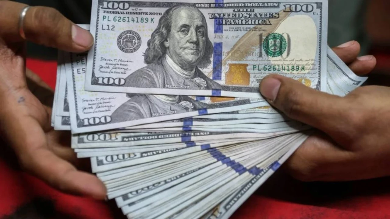 سعر الدولار يتراجع أمام الجنيه المصري في البنوك اليوم الأربعاء